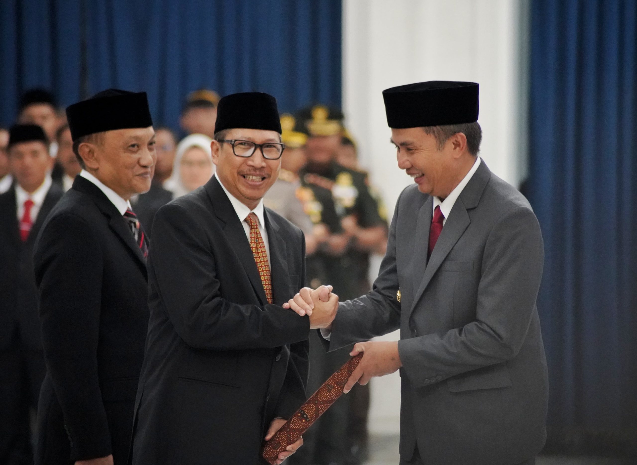 Kepala Badan Pendapatan Daerah (Bapenda) Provinsi Jawa Barat Dedi Taufik Kurohman secara resmi dilantik menjadi Penjabat Sementara (Pjs) Bupati Indramayu oleh Pj. Gubernur Jawa Barat Bey Machmudin di Gedung Sate Bandung, Selasa (24/9/2022).