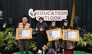 Ahmad Khoeri, Sang Pegiat Literasi Dari SMPN 1 Bangodua Kabupaten Indramayu Raih Penghargaan Guru Berdaya 2025 Ahmad Khoeri, Sang Pegiat Literasi Dari SMPN 1 Bangodua Kabupaten Indramayu Raih Penghargaan Guru Berdaya 2025